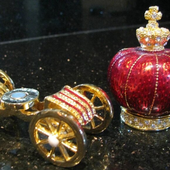 NWT ALEXANDRA'S ACCENTS Strawberry Royal Carriage Trinket Box Austrian Crystals - Picture 3 of 8